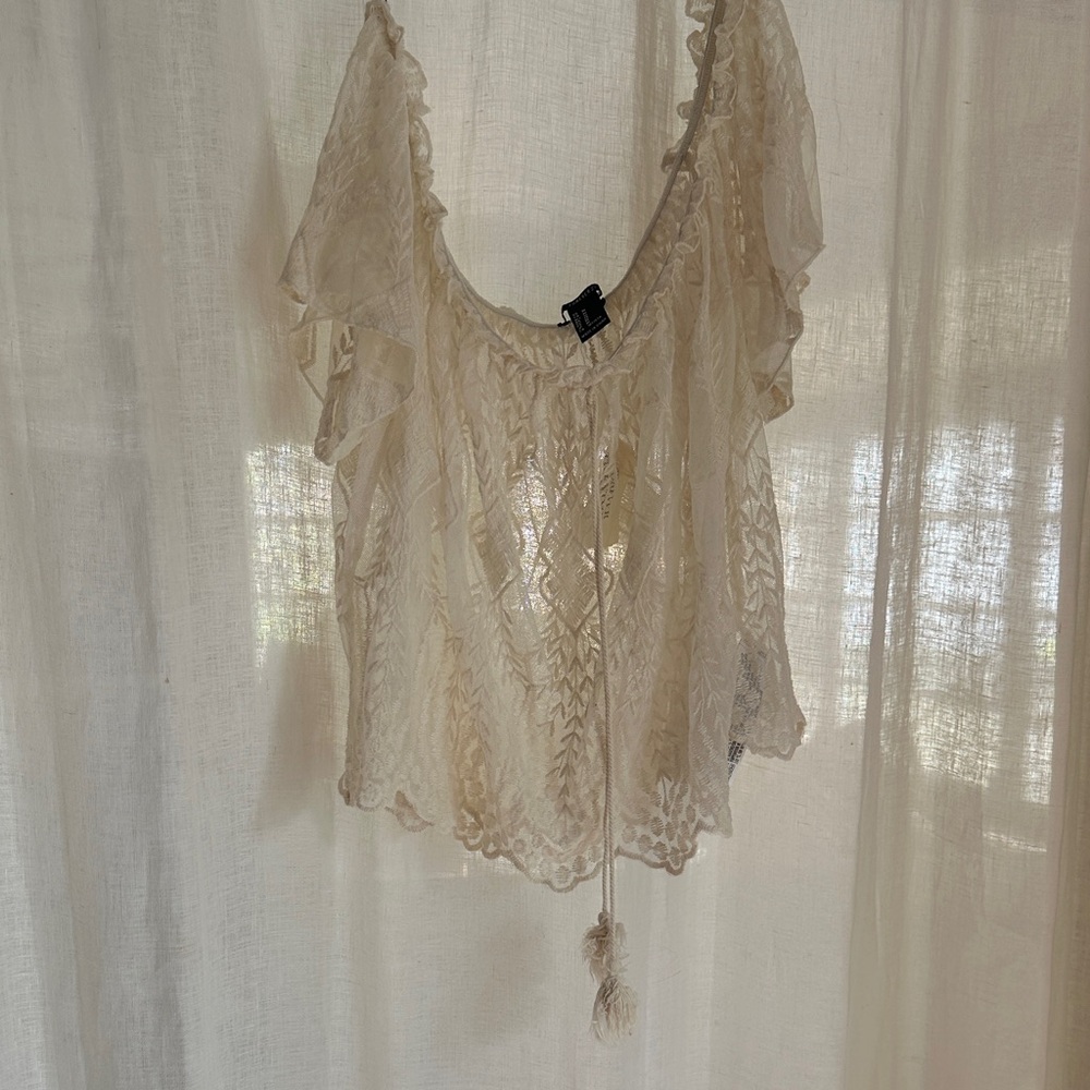 NWT Forever 21 lace crop top. Can be on or off the shoulders.